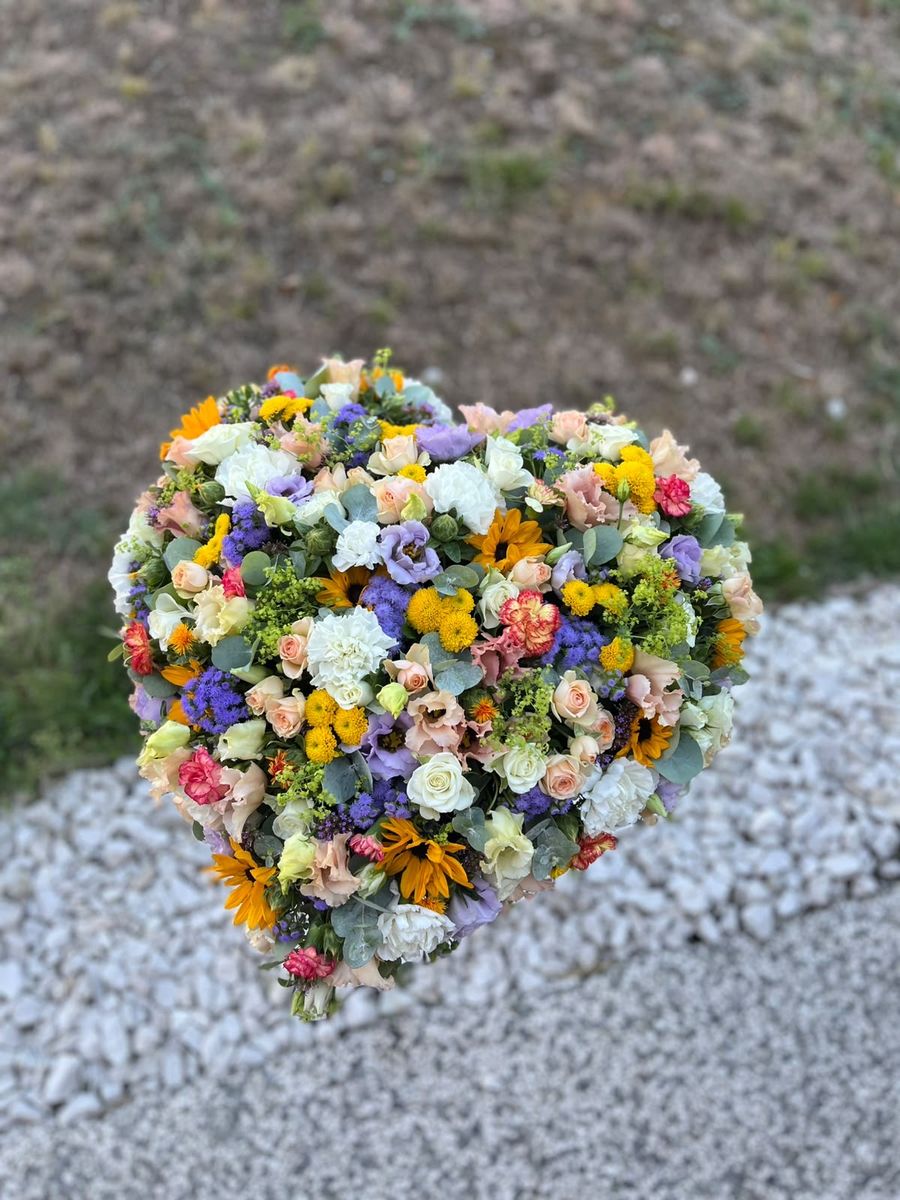 Cœur de deuil sur structure, fleurs colorées — Carrousel, fleuriste à Uriage-les-Bains